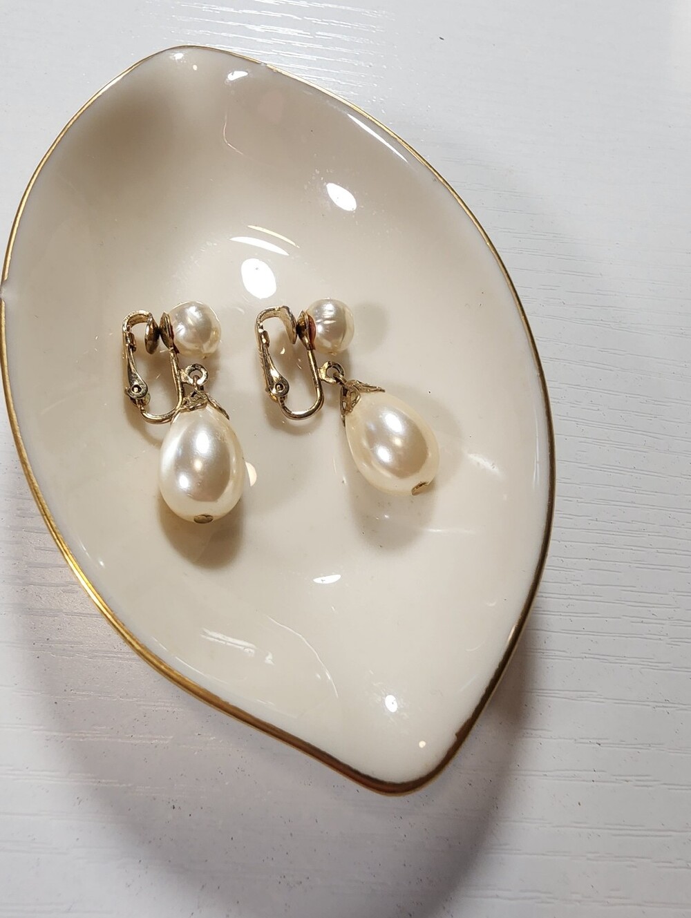 Vintage Signed CORO Gold Tone Faux Pearl Teardrop Dangle Clip On Earrings - Picture 3 of 6